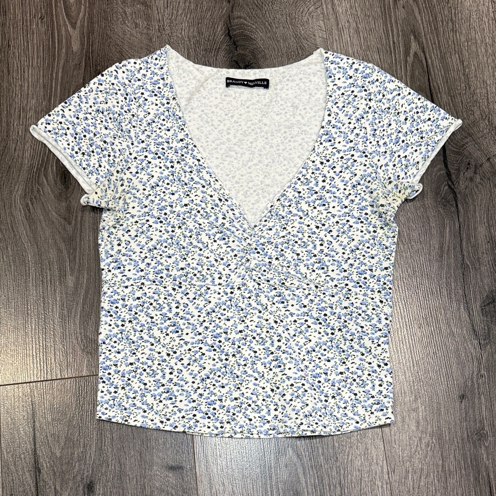 💜Brandy Melville Floral V-Neck Stylish Girly Tee - Blue and White